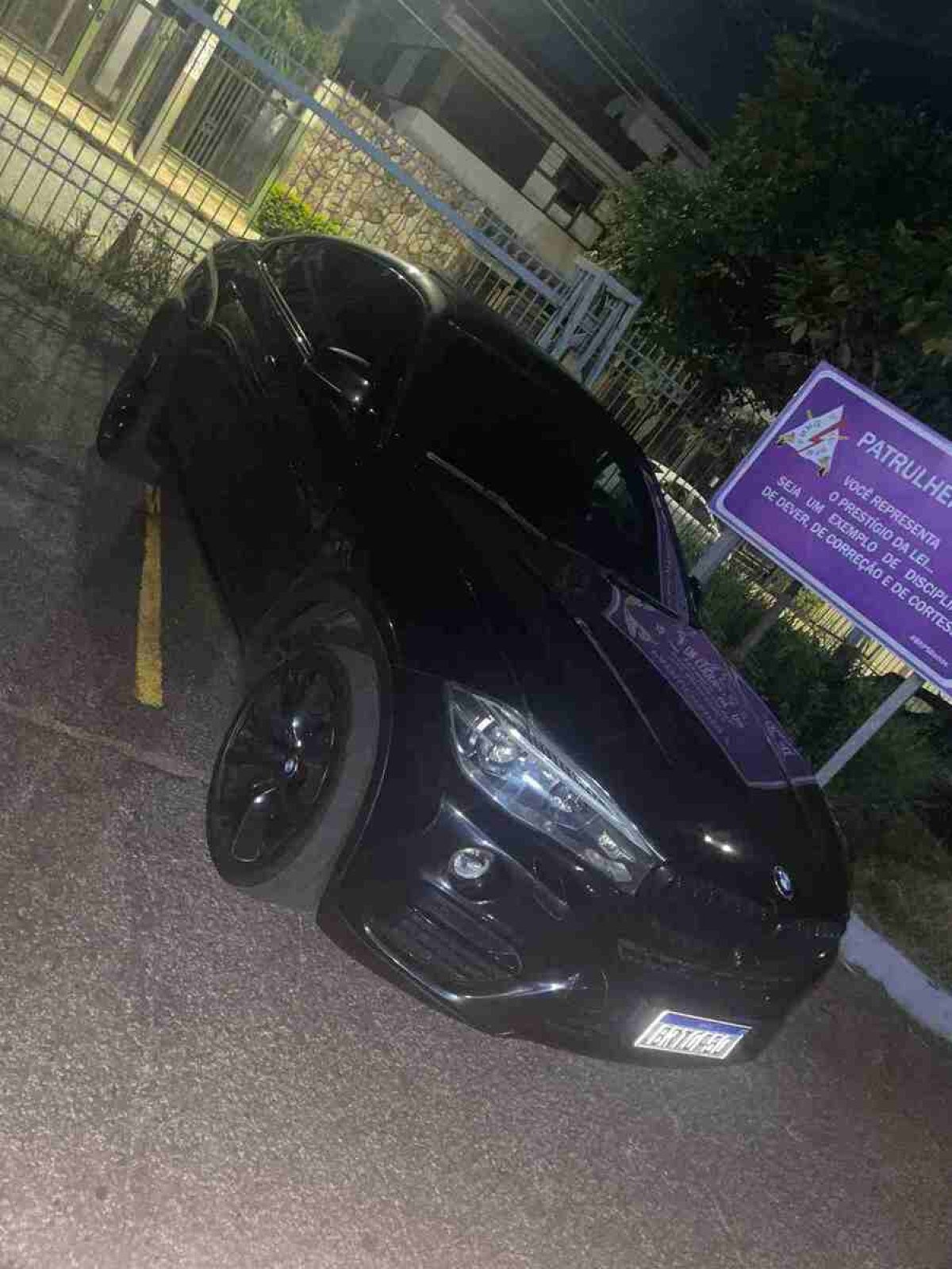 Carro de luxo apreendido com dupla de traficantes em BH
