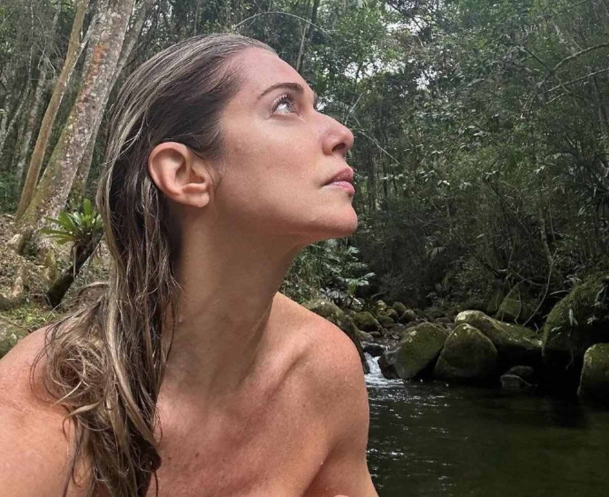 Letícia Spiller entra nua em cachoeira e momento íntimo enlouquece os fãs