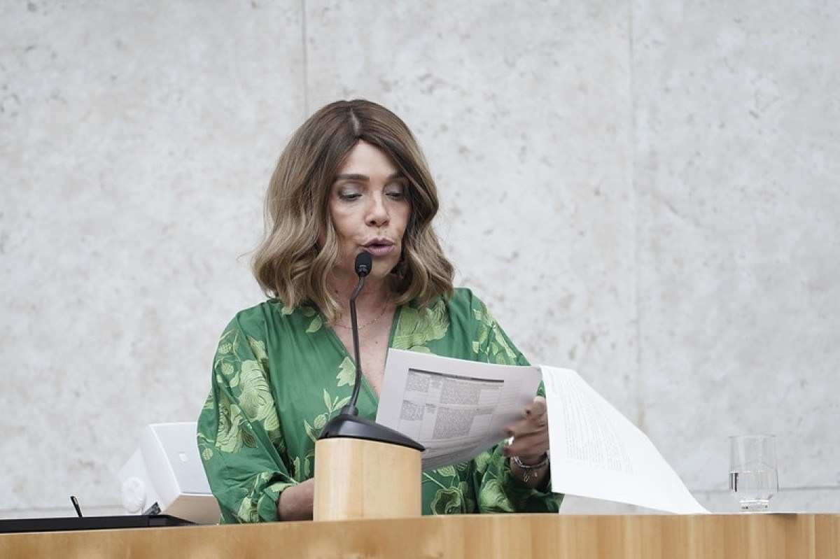 Vereadora de SP tira peruca para protestar contra ataques nas redes socias