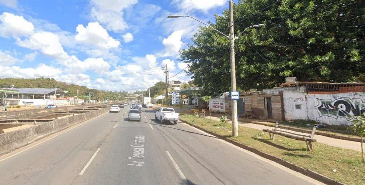 BH: adolescente fica gravemente ferida em batida entre carro e caminhão