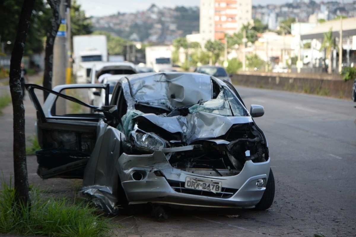 BH: adolescente fica gravemente ferida em batida entre carro e caminhão