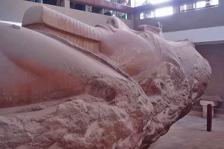 Parte superior de estátua gigante de Ramsés II é descoberta no Egito