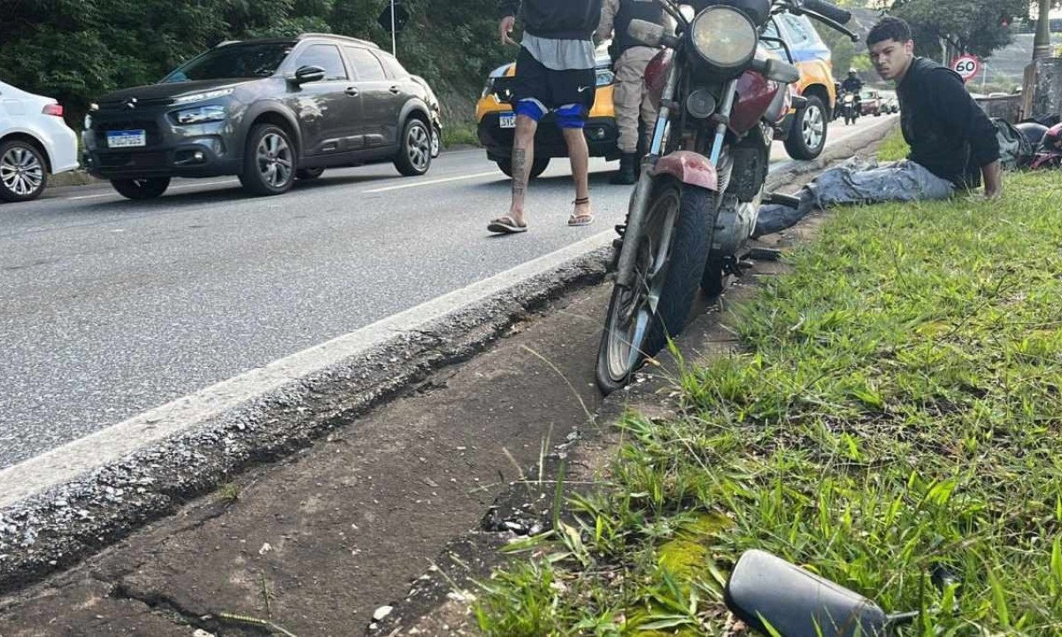 Acidente entre carro e moto nesta manhã de quinta -  (crédito: Wellington Barbosa/EM/D.A.Press)