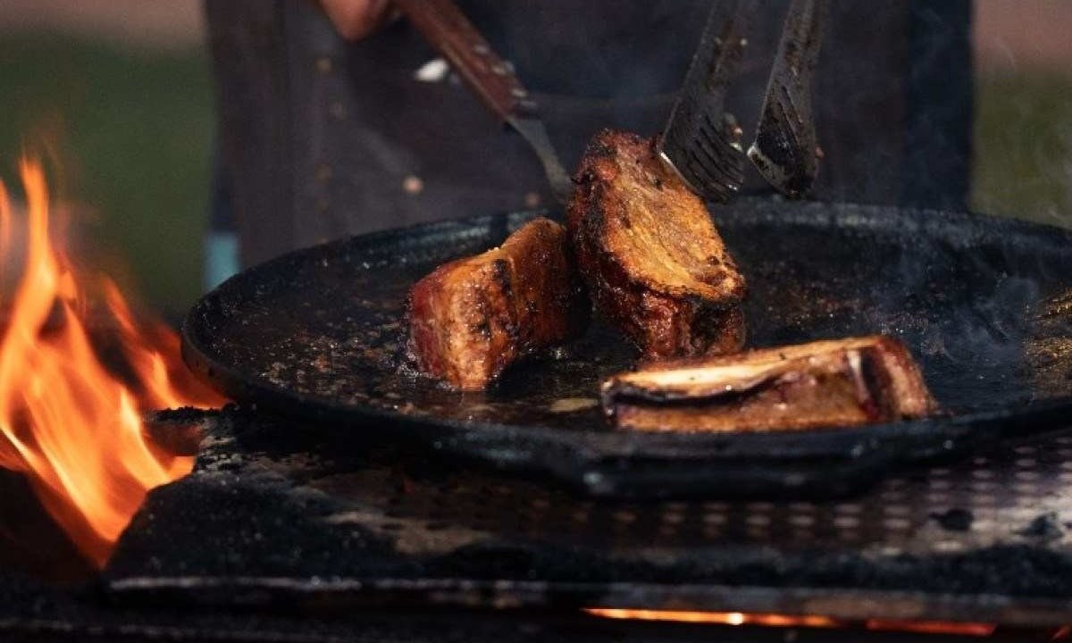 O foco do festival é a tradição gastronômica ao redor da brasa, trazendo métodos e técnicas tradicionais, modernas e multiculturais do mundo do churrasco -  (crédito: Ralfen Filmes/Divulgação)