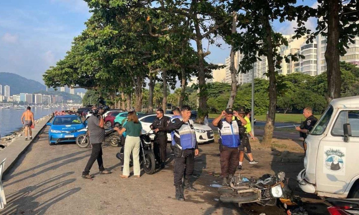 Tentativa de assalto gerou confusão grande no local, onde ficaram uma Kombi e uma moto batidos -  (crédito: Divulgação/PMRJ)