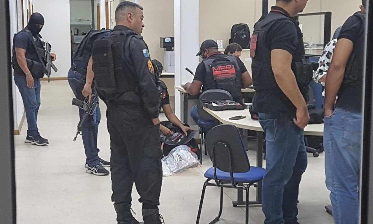 Operação mira policiais que têm relação com a milícia e tenta cumprir mandados de prisão e busca e apreensão -  (crédito: Lucas Araújo / Tupi)