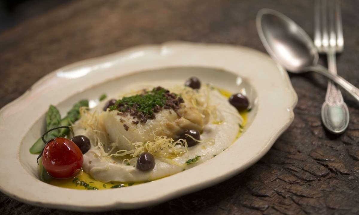 Na foto, Bacalhau Morhua com creme de couve flor e olivas portuguesas, basílico e búfala. Uma ótima opção de prato principal para almoço ou jantar no Mercado Grano -  (crédito: Weber Pádua/Divulgaçã)