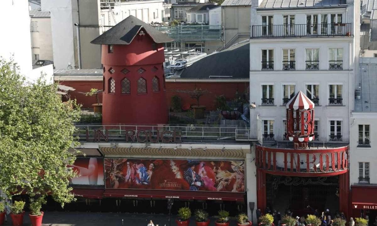 Moulin Rouge sem as pás do moinho e parte da placa, que desabaram durante a noite
       -  (crédito: Geoffroy VAN DER HASSELT / AFP)