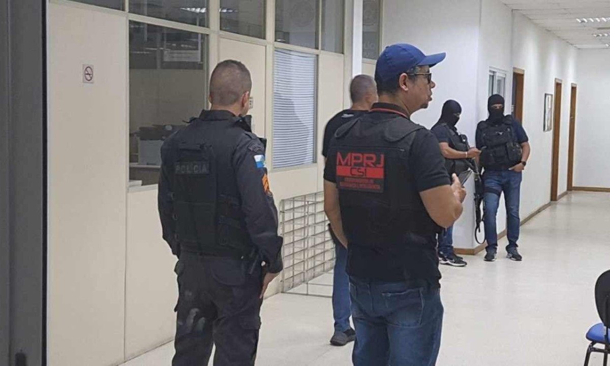 Policiais militares e integrantes do Ministério Público em delegacia da Polícia Civil no Rio de Janeiro -  (crédito:  Lucas Araújo / Rádio Tupi)