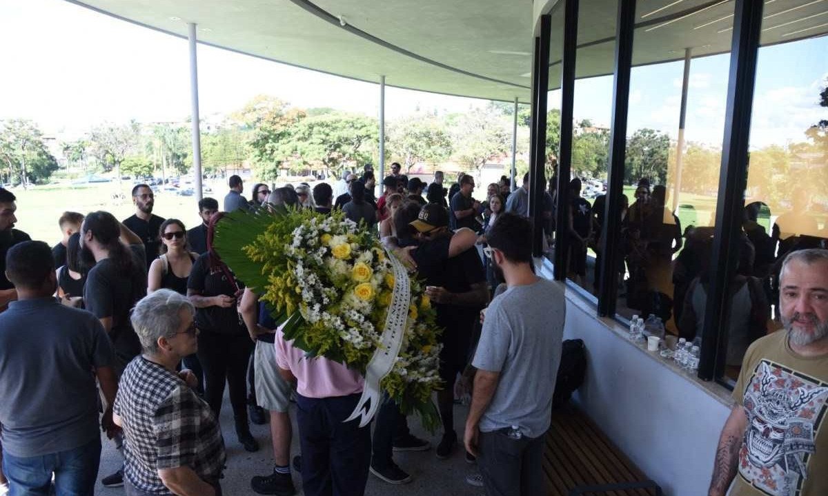 Centenas de amigos e familiares estiveram presente no sepultamento de Kiki Ferrari -  (crédito: Gladyston Rodrigues/EM/D.A Press)