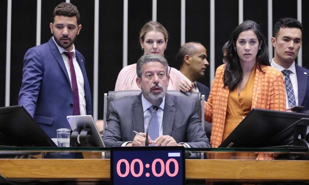 Arthur Lira (PP-AL) disse que se não fosse a pressão social os parlamentares tinham votado favoráveis a soltura de Chiquinho Brazão acusado de ser o mandante da vereadora Marielle Franco e do motorista Anderson Gomes -  (crédito: Zeca Ribeiro/CâmaradosDeputados)