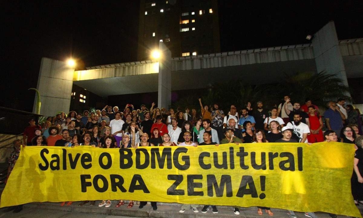 Manifestantes se reuniram em frente à sede do BDMG Cultural, em Belo Horizonte -  (crédito: Marcos Vieira/EM/D.A Press)