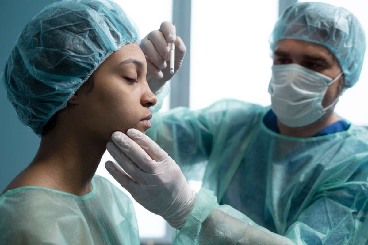 Cirurgia plástica entre adolescentes aumentou 141% em 5 anos; veja risco