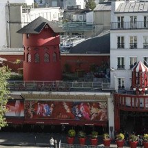 Pás do emblemático cabaré parisiense Moulin Rouge caem - Geoffroy VAN DER HASSELT / AFP