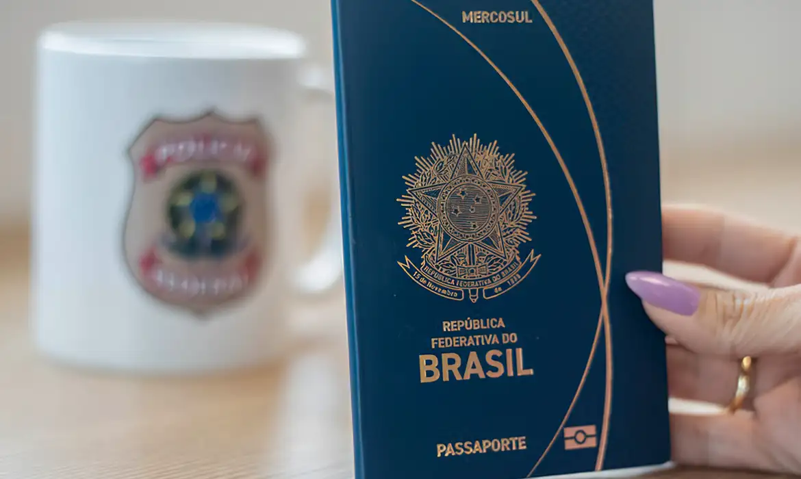 Polícia Federal retoma agendamento online para emissão de passaporte -  (crédito: EBC)