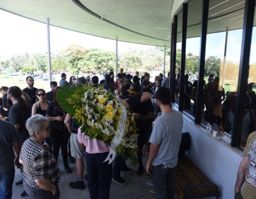 Centenas de amigos e familiares estiveram presente no sepultamento de Kiki Ferrari -  (crédito: Gladyston Rodrigues/EM/D.A Press)