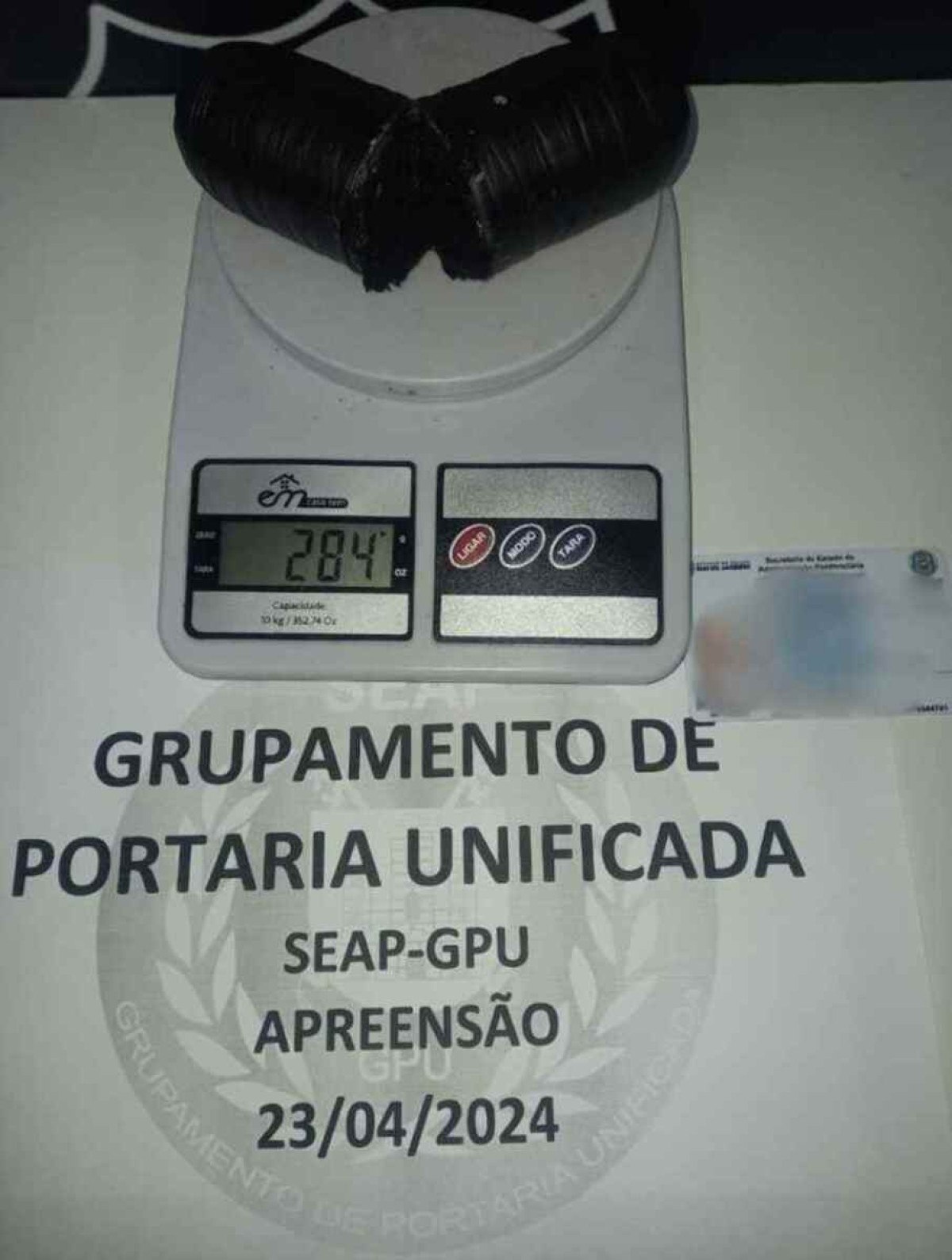 Recipiente com drogas pesado em balança da Polícia Civil do RJ