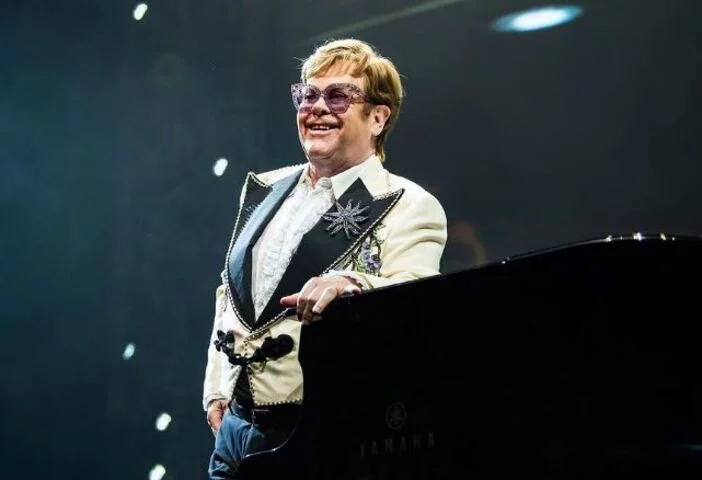 Com o Emmy recebido por Melhor Especial de Variedades, o cantor Elton John passou a ser detentor do EGOT. Ele é um dos produtores do especial 