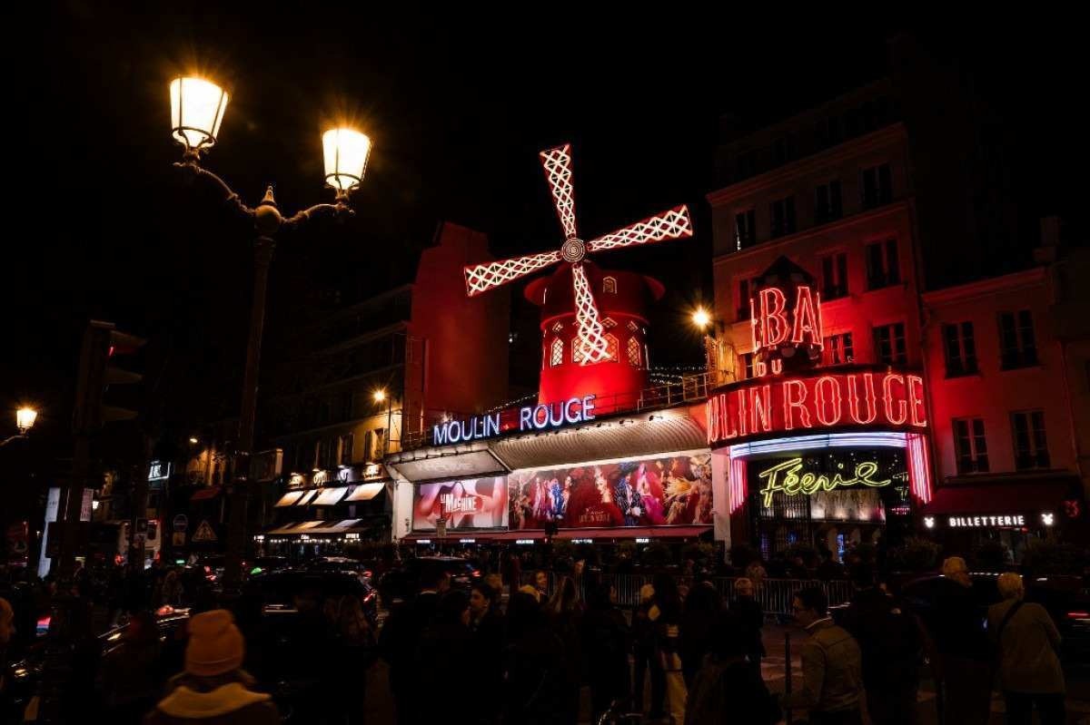  O Moulin Rouge original, íntegro, o famoso moinho com as pás 