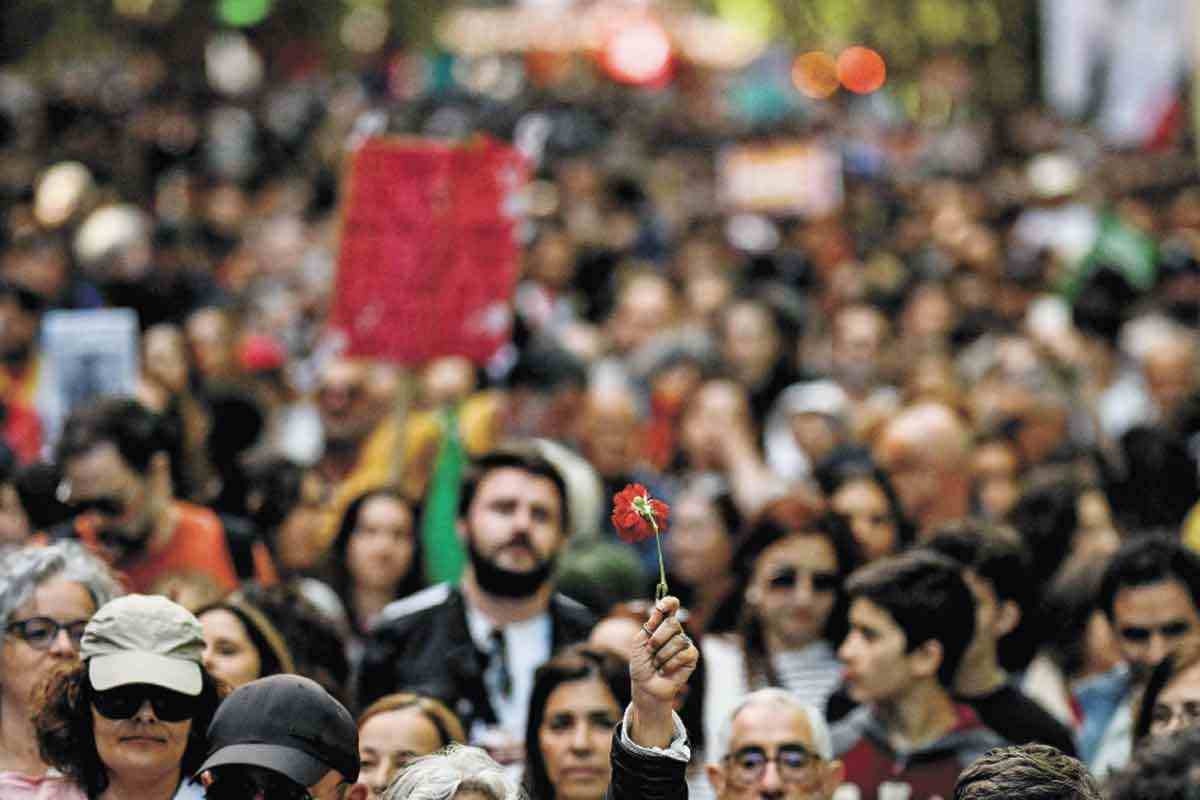 Na Avenida da Liberdade, em Lisboa, PORTUGUESES COMPARECERAM EM MASSA AO TRADICIONAL DESFILE, QUE MARCA AS COMEMORAÇÕES DO 25 DE ABRIL