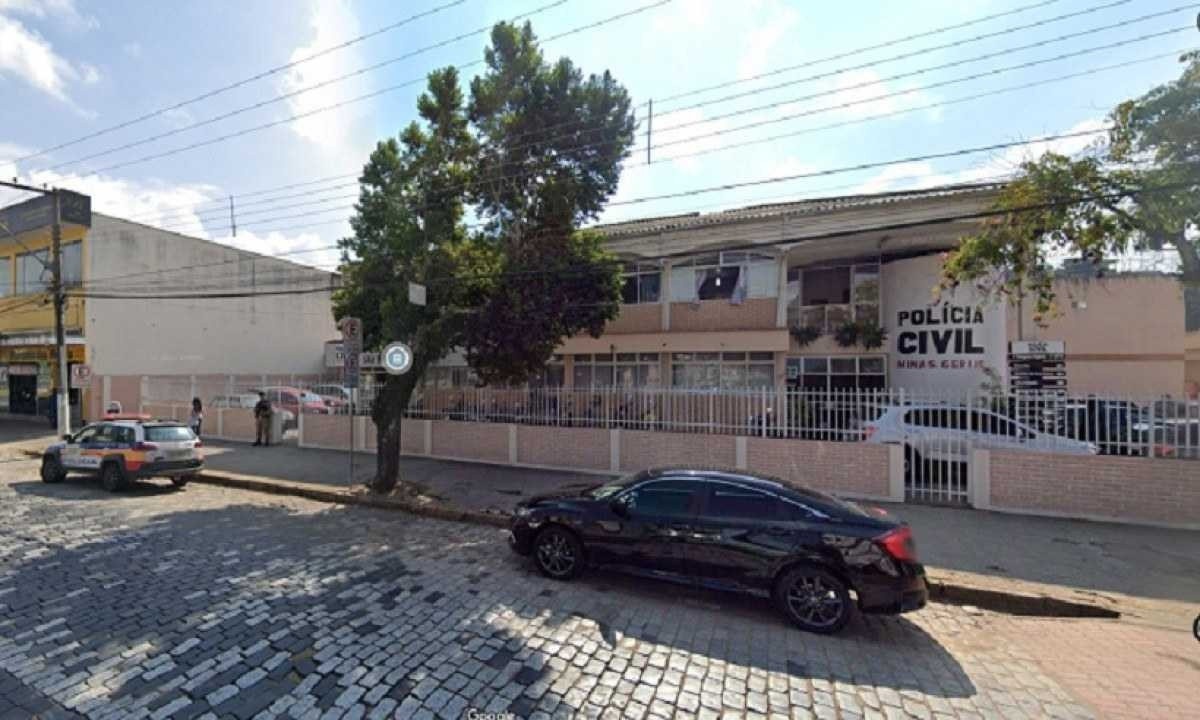 Homem entrou armado na delegacia ameaçando servidores de morte -  (crédito: Google maps)