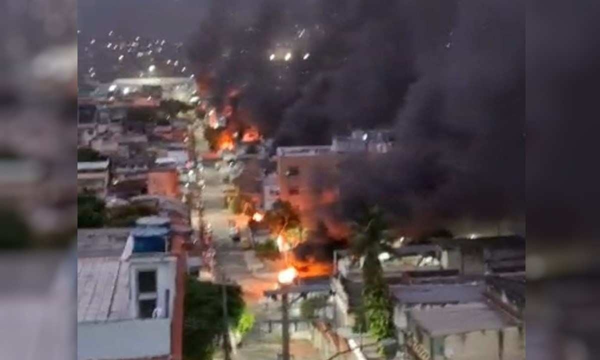 Bandidos botaram fogo em barricadas e carros no Complexo do Alemão e da Penha, no Rio de Janeiro -  (crédito: Reprodução/Redes sociais)