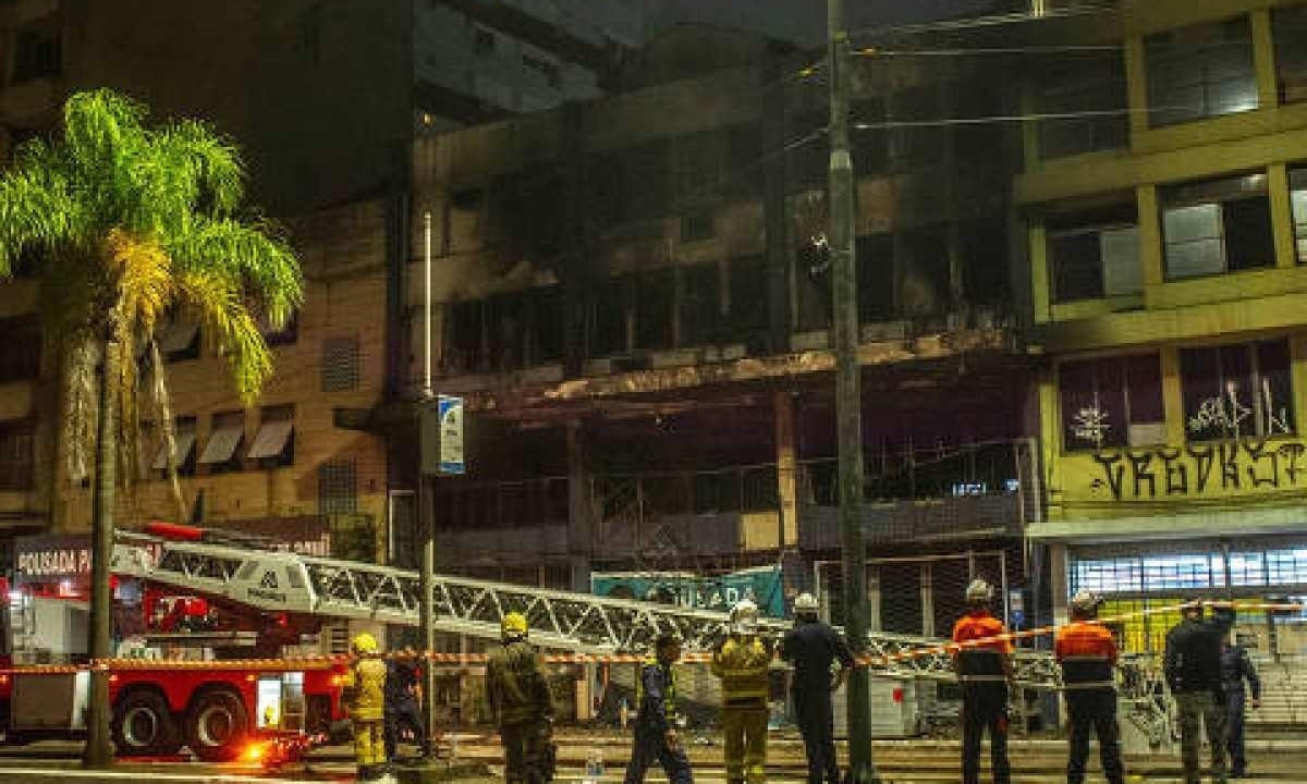 Incêndio em pensão de Porto Alegre -  (crédito: Evandro Leal/Agência Enquadrar/Folhapress)