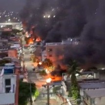 Vídeo: quartel general do tráfico amanhece em chamas no Rio - Reprodução/Redes sociais