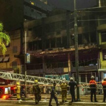 Incêndio em pensão de Porto Alegre pode ter sido criminoso, diz Defesa Civil - Evandro Leal/Agência Enquadrar/Folhapress