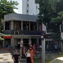 Mãe e filha estão "morando" em McDonald’s no Leblon - Reprodução/Google Street View
