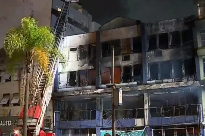 Incêndio em pousada de Porto Alegre (RS) causa 10 mortes