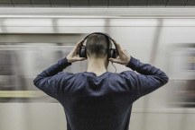 Fones de ouvido com cancelamento de ruído podem causar pânico; entenda