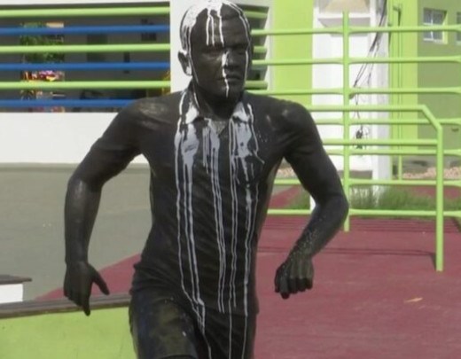 Populares já vandalizaram estátua de Daniel Alves no interior da Bahia -  (crédito: Foto: Reprodução)