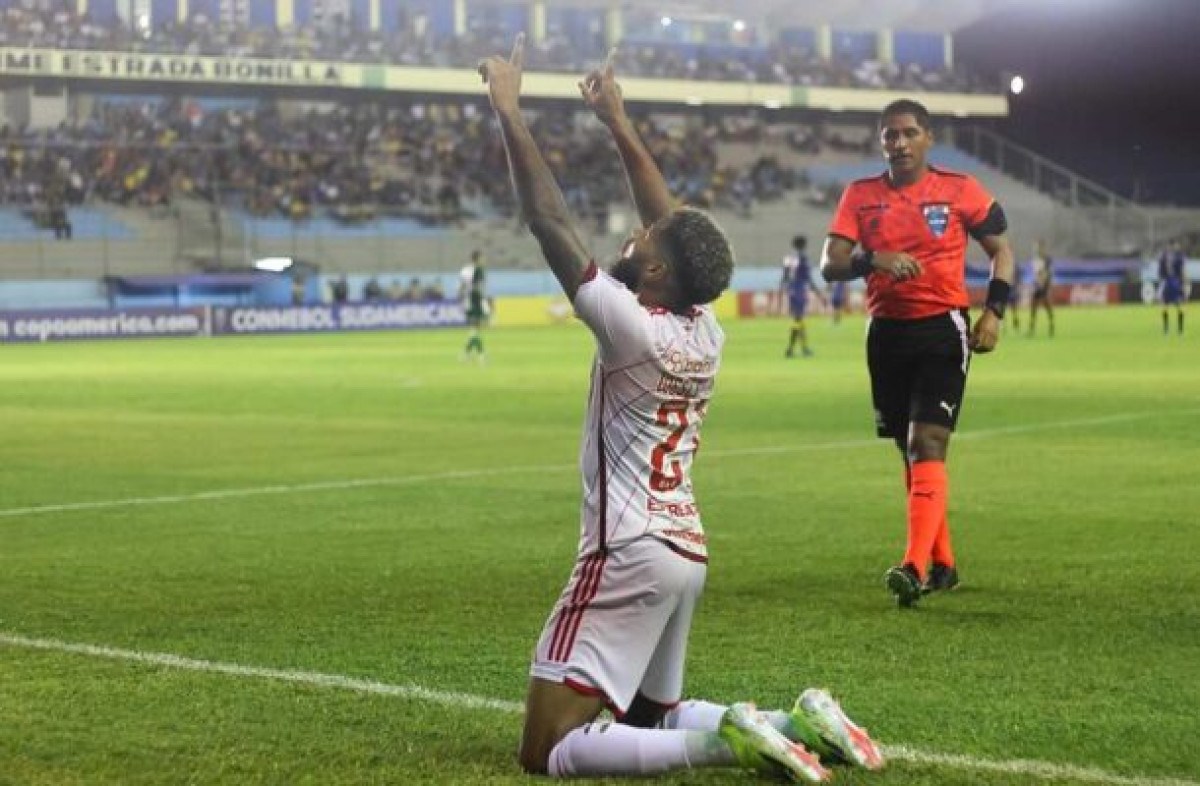 Inter vence Delfín no Equador e segue vivo na Sul-Americana