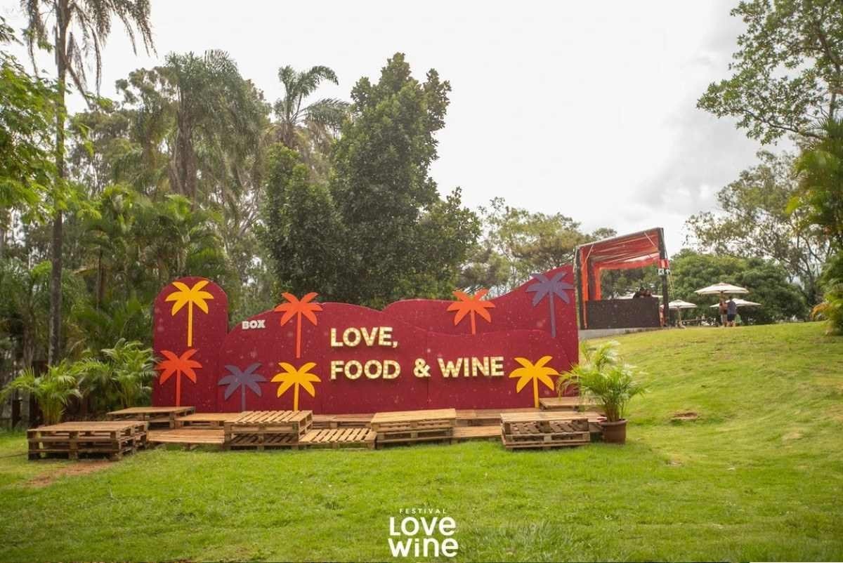 Placa do Love Wine, em um campo de grama