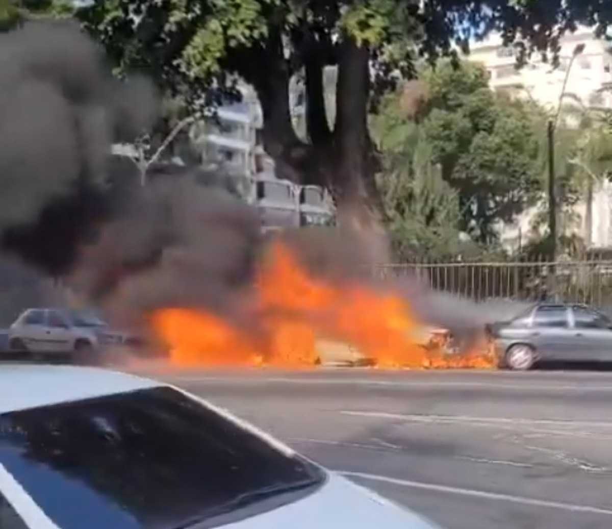 Homem é preso por atear fogo em três carros em Niterói