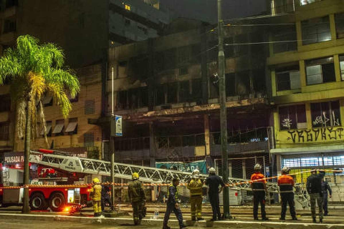 Cinco mortos em incêndio de pensão em Porto Alegre seguem sem identificação