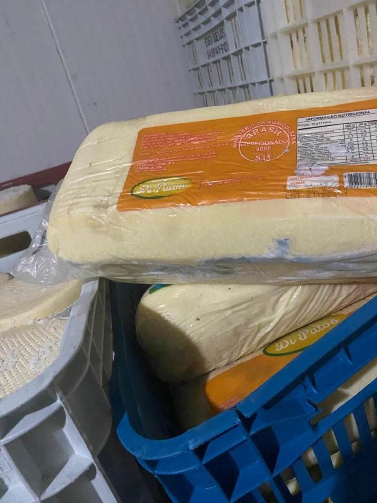 Queijos ralados mofados de MG eram vendidos para fábrica de pão de queijo 