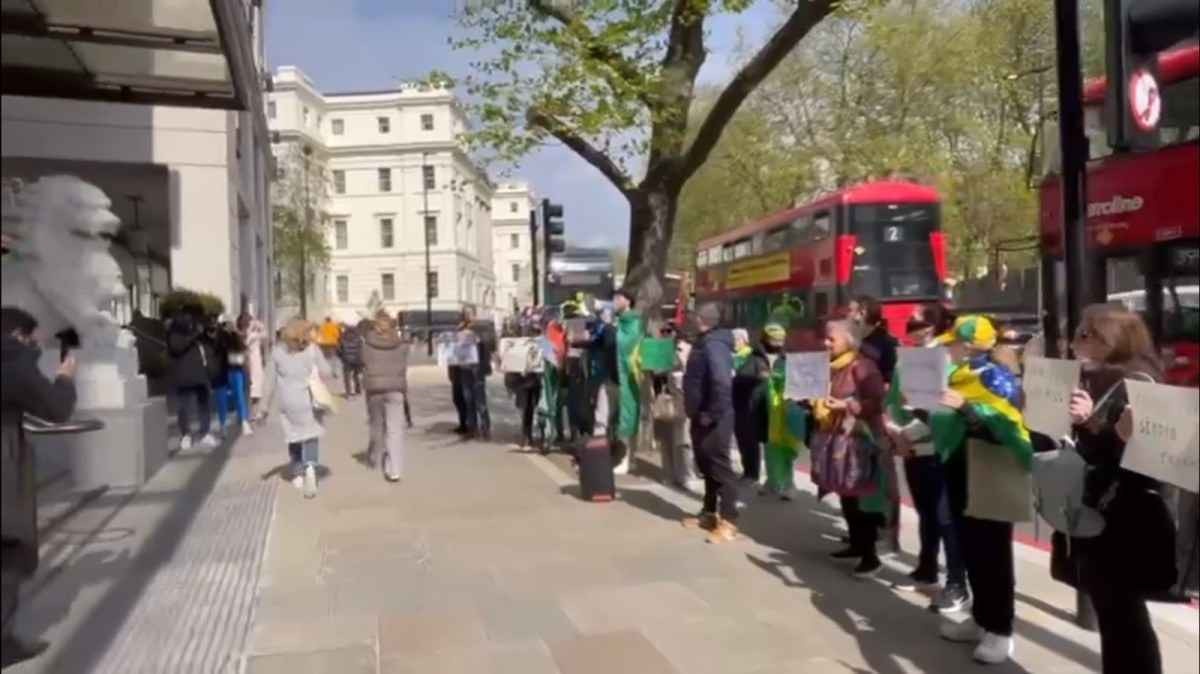 Cerca de 25 bolsonaristas se reuniram em frente ao hotel do ministro Alexandre de Moraes, em Londres -  (crédito: Reprodução/Redes Sociais)