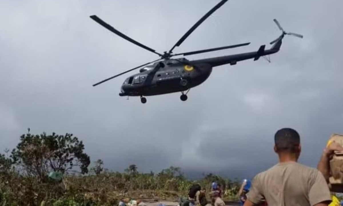 Helicóptero transportava alimentos e suprimentos para as comunidades afetadas por inundações -  (crédito: reprodução/Facebook)