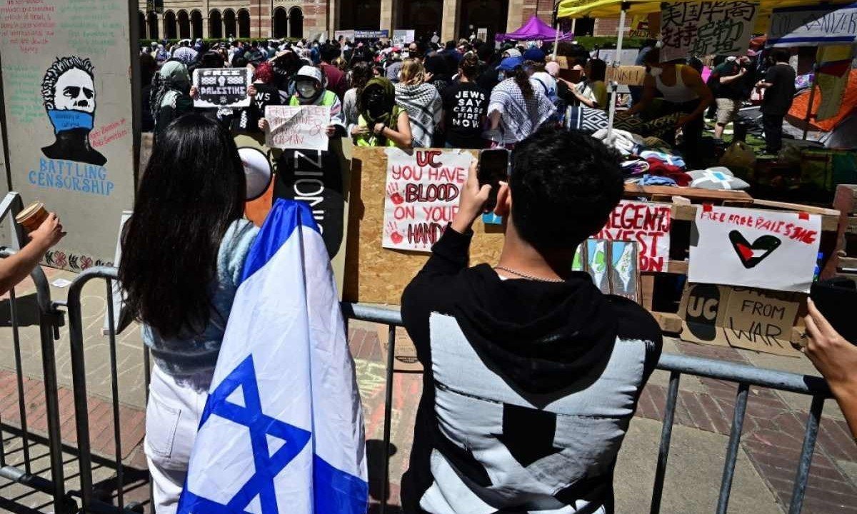  Estudantes pró-Israel (frente) e pró-palestinos se enfrentam em um acampamento no campus da Universidade da Califórnia em Los Angeles (UCLA), em Los Angeles, nos EUA -  (crédito: Frederic J. BROWN / AFP)