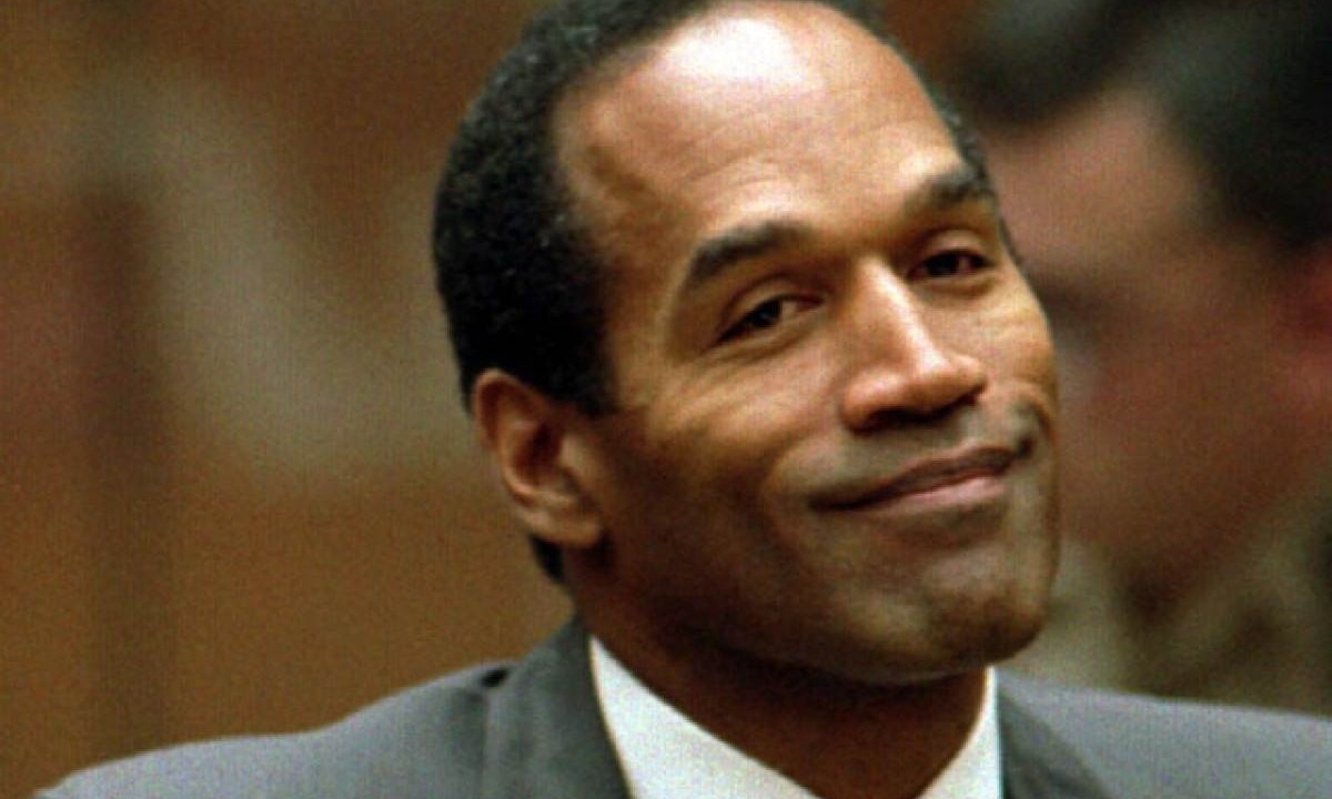 OJ Simpson, um atleta e depois ator, cuja vida foi envolvida em uma trama complexa de assassinatos, crime, julgamentos, absolvição e condenações -  (crédito: Charles LeBlanc/Flickr)