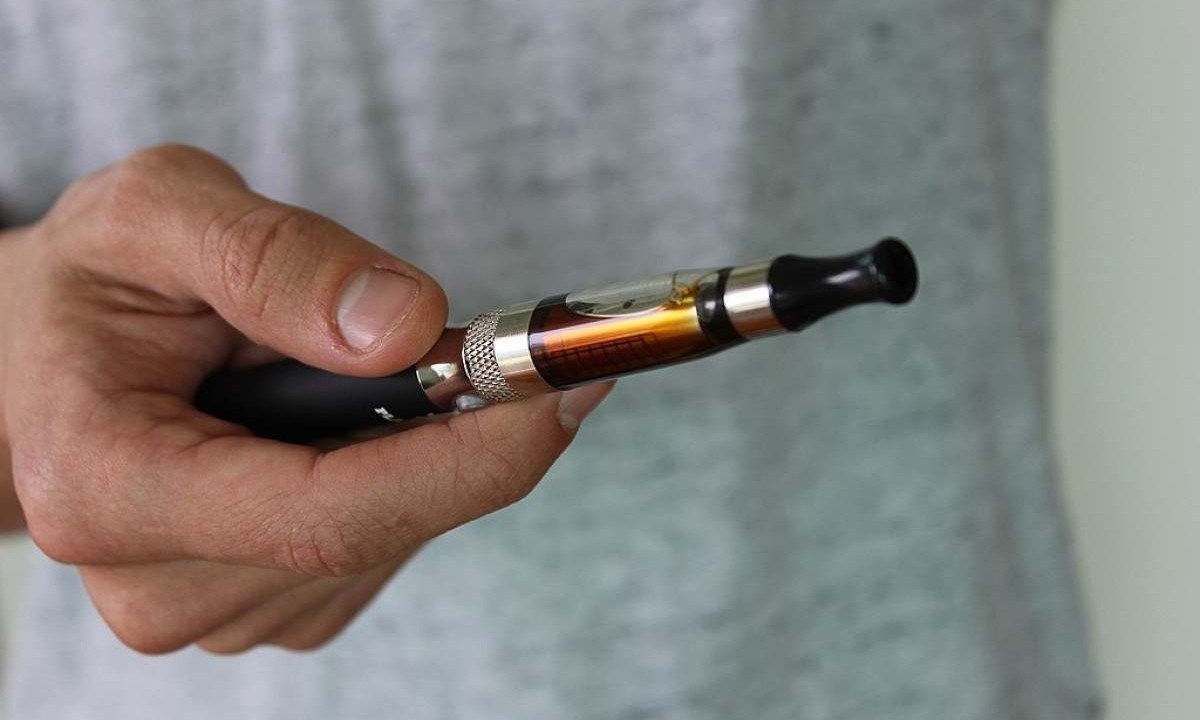 Homem segura vape, produto cuja venda é proibida no Brasil pela Anvisa -  (crédito: Lindsay Fox/Wikimedia Commons)