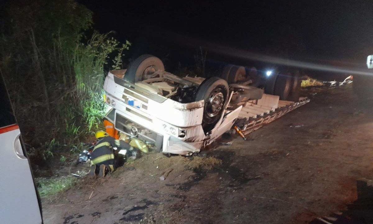 Caminhão capotou e parou com as rodas para cima na altura de Divinópolis, no Centro-Oeste de Minas Gerais -  (crédito: Corpo de Bombeiros/Divulgação)