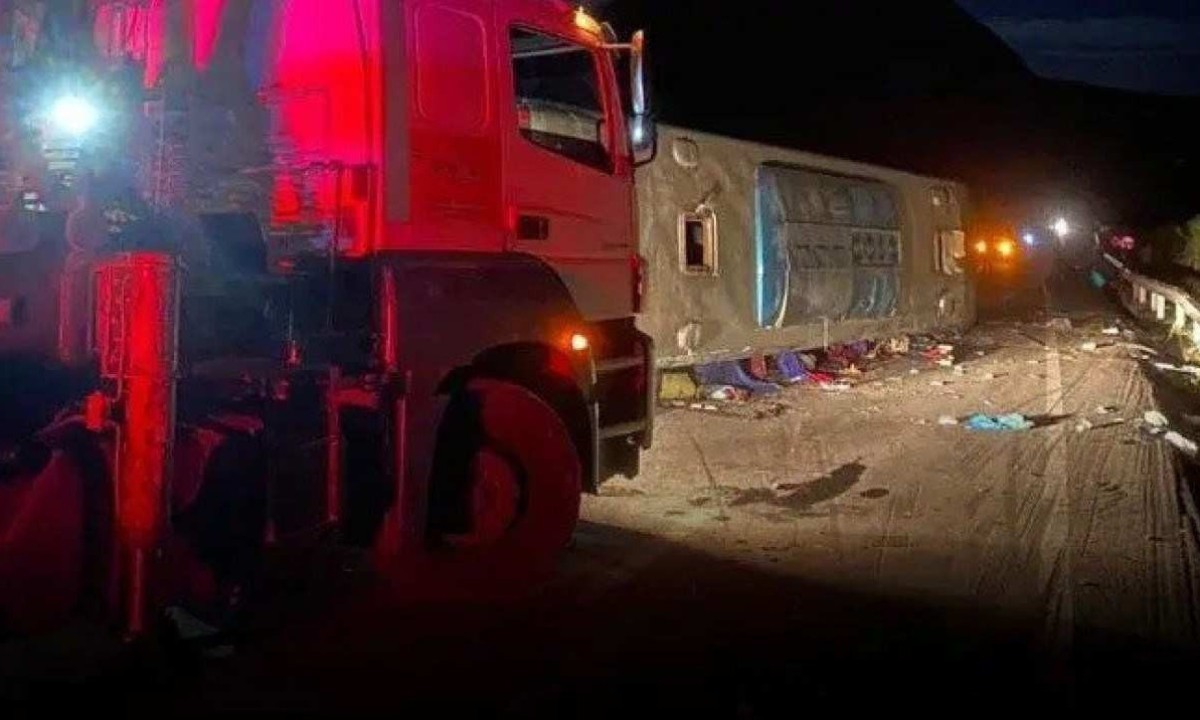 De acordo com o Corpo de Bombeiros, o ônibus tombou em uma curva  -  (crédito: CBMMG/Divulgação )