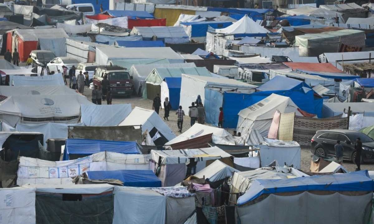 Campo para palestinos deslocados no centro da Faixa de Gaza, em meio ao conflito em curso entre Israel e o Hamas - (crédito: AFP) Campo para palestinos deslocados no centro da Faixa de Gaza, em meio ao conflito em curso entre Israel e o Hamas - (crédito: AFP)