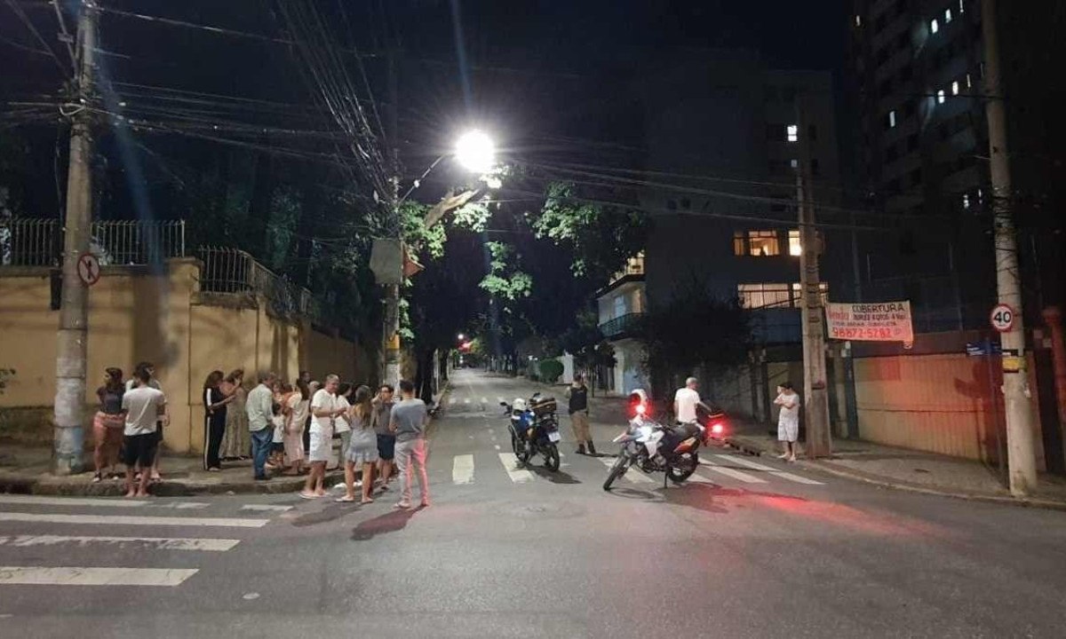 Moradores da Rua Congonhas esperaram na rua pela chegada dos bombeiros, depois de suspeita de vazamento de gás -  (crédito: Igor Passarini/EM/D.A.Press)