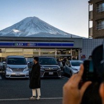 Monte Fuji: vista emblemática da montanha será bloqueada para afastar turistas - BBC