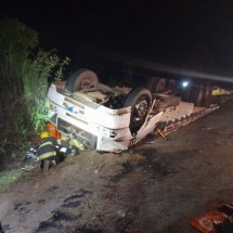 Caminhão capota e deixa mortos e feridos na BR, em Minas Gerais - Corpo de Bombeiros/Divulgação