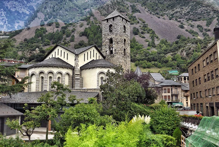 Alguns destinos pouco badalados na Europa estão conquistando a atenção dos viajantes. Andorra é um grande exemplo nesse cenário. O país tem vários atrativos e custo mais baixo por causa da isenção de impostos. -  (crédito: Flickr Joan Amigó)